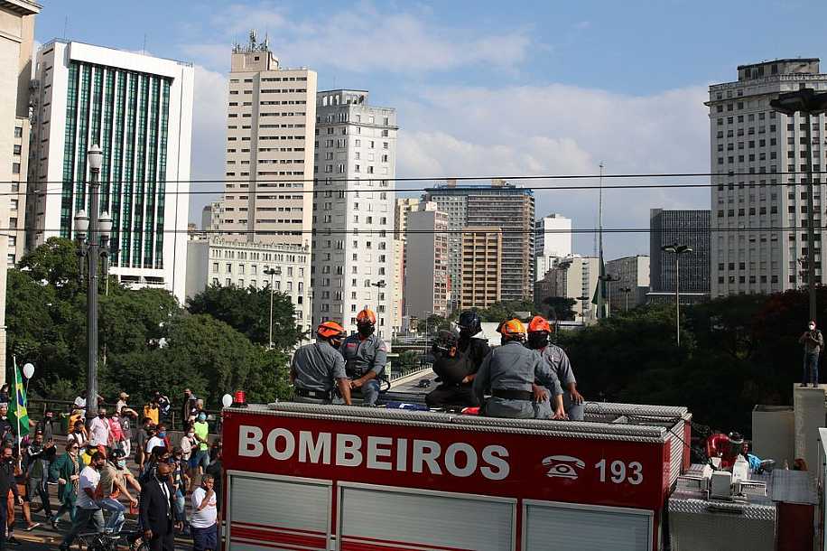 Corpo de Bruno Covas é sepultado em Santos