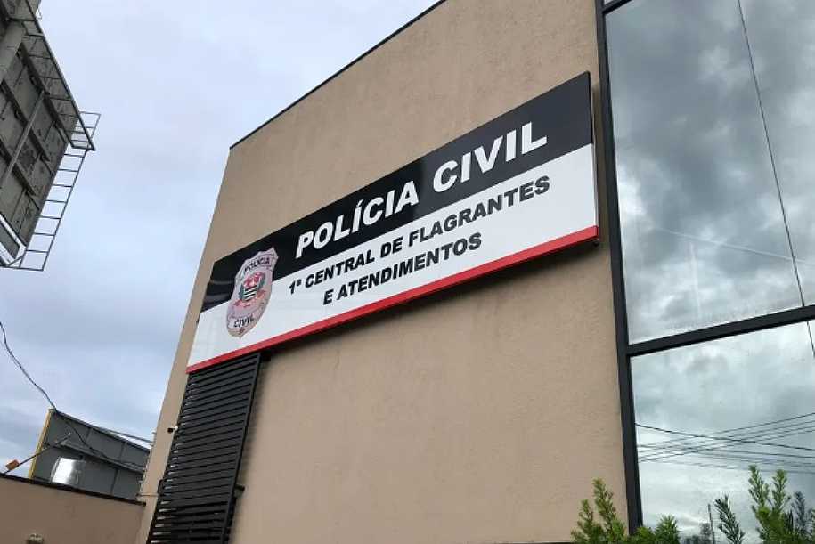 Motorista morre após ser baleado e bater carro em árvore em Rio Preto