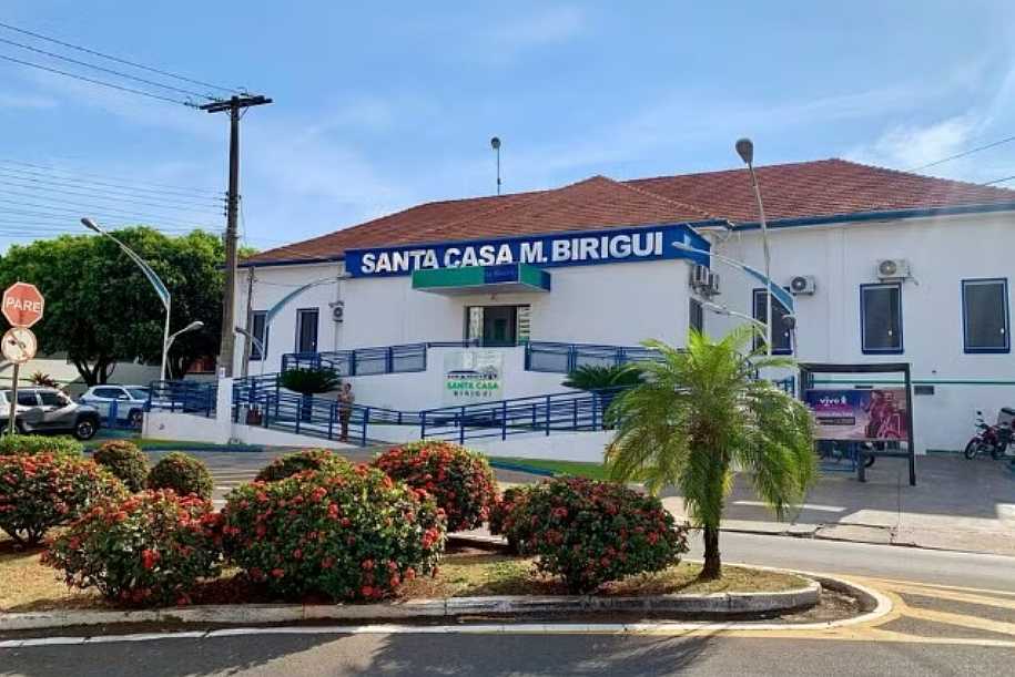 Garupa de 13 anos tem parte da perna amputada após carro atingir moto pilotada por adolescente em Birigui