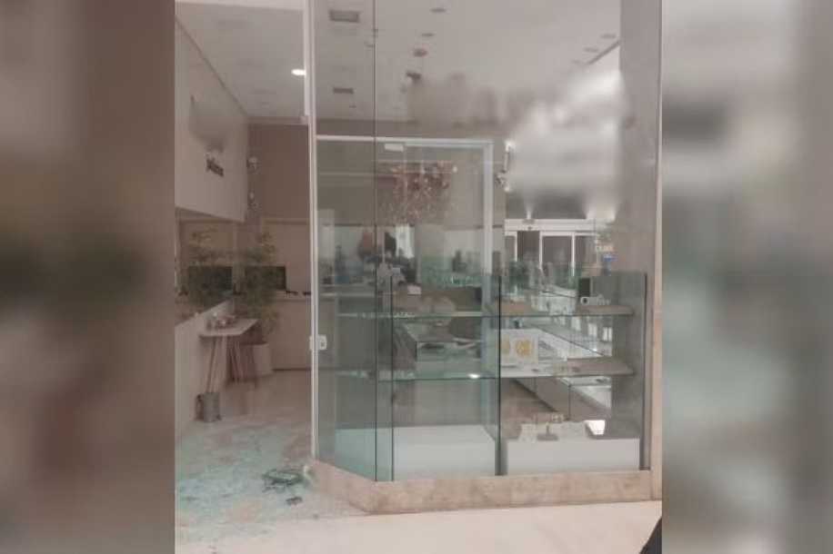 Bandidos arrombam joalheira e furtam relógios e semijoias após invadirem shopping em Araçatuba