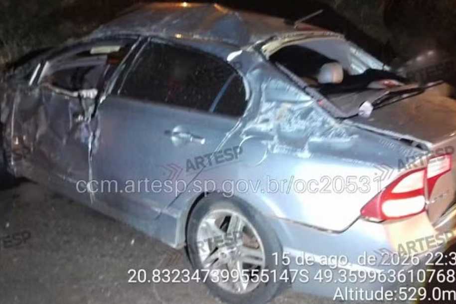 Motorista morre após invadir pista contrária e capotar carro na rodovia Washington Luís em Rio Preto
