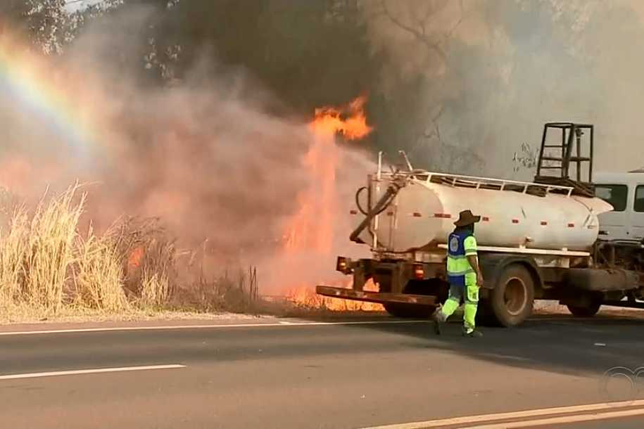 Fumaça provocada por queimadas interdita rodovias no interior de SP