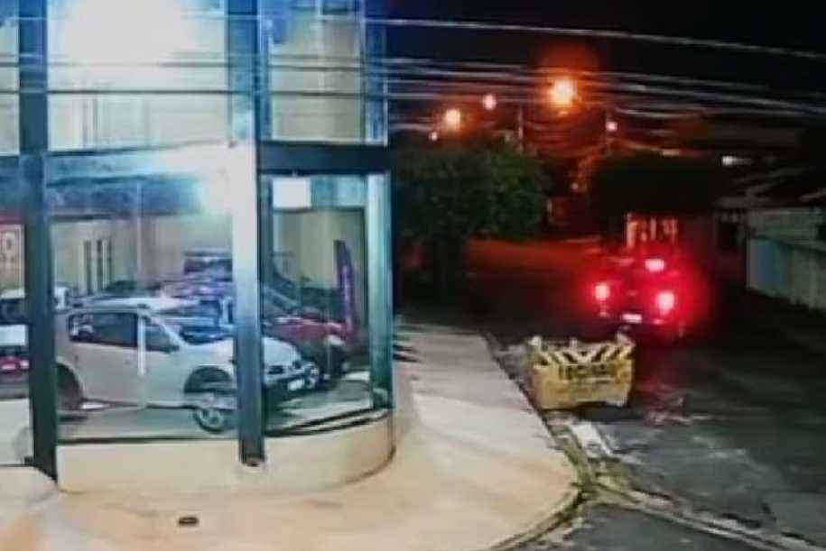 Casal é preso após furtar caminhonete em loja de veículos usados em Rio Preto; vídeo