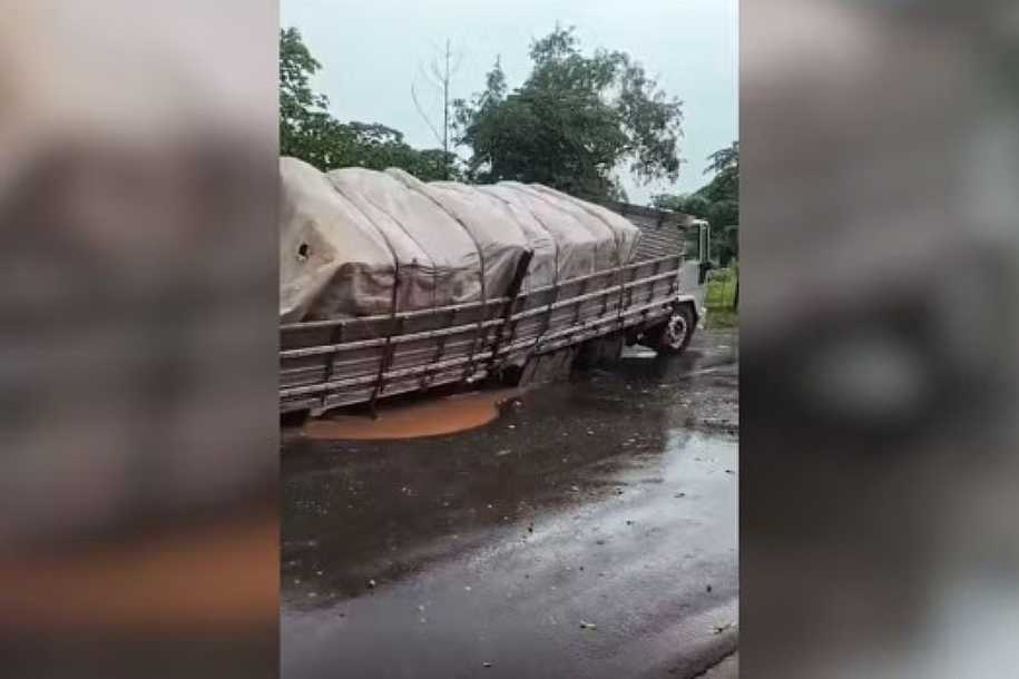 Caminhão fica preso após asfalto ceder por acúmulo de chuva em Votuporanga
