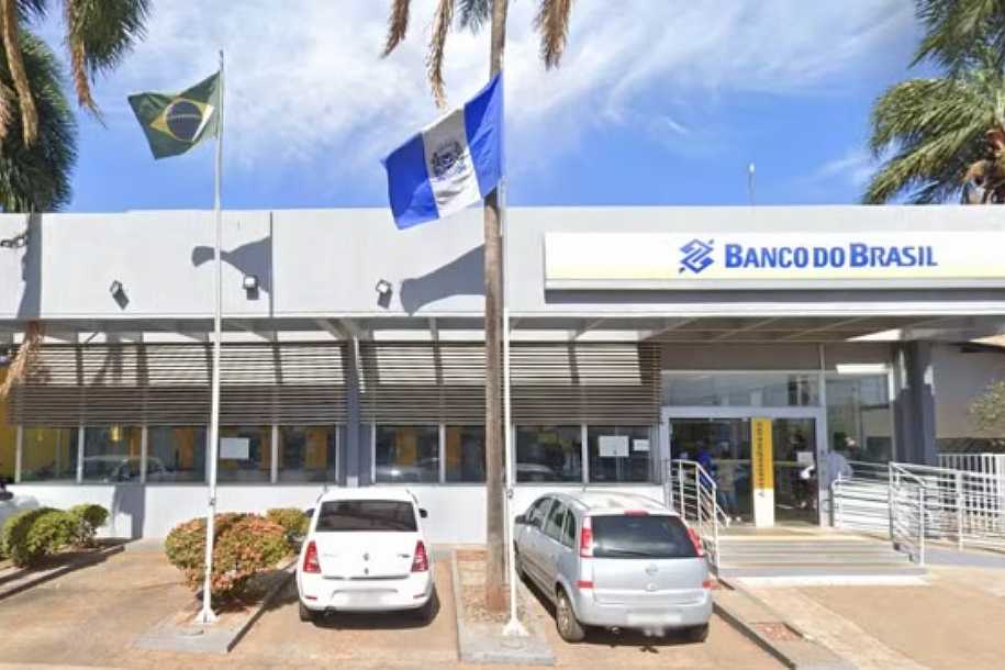 Suspeitos invadem agência bancária pela janela da cozinha e tentam arrombar cofre no interior de SP
