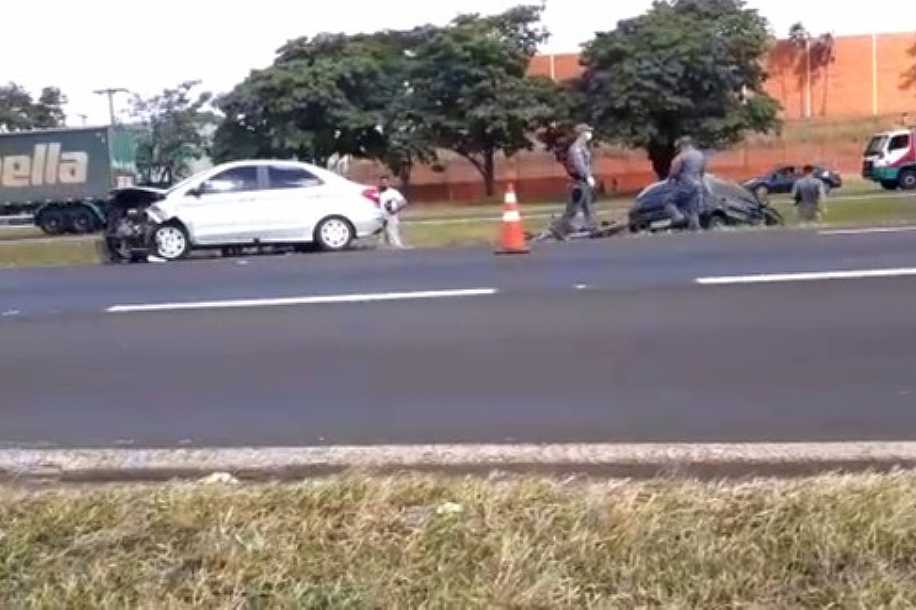 Idosa dirige na contramão e bate de frente com carro na Washington Luiz
