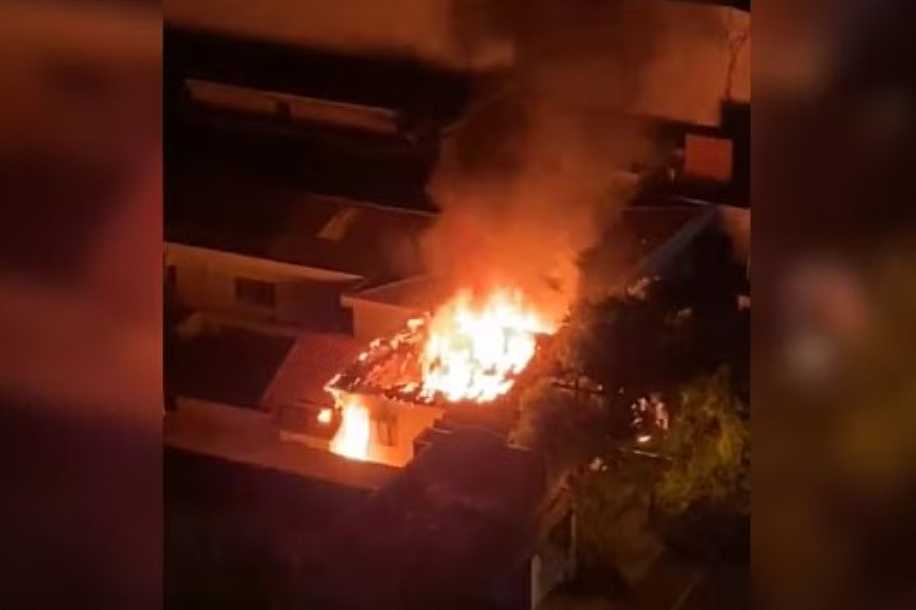 Policial de folga e bombeiro ficam feridos após parte de laje desabar em combate a incêndio em casa