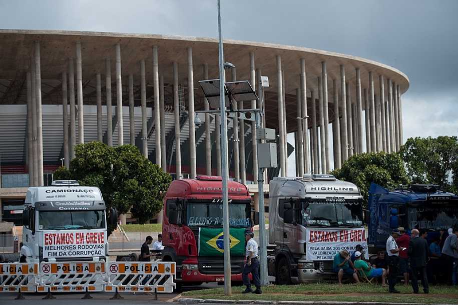 Caminhoneiros marcam greve, mas governo vê ameaça vazia