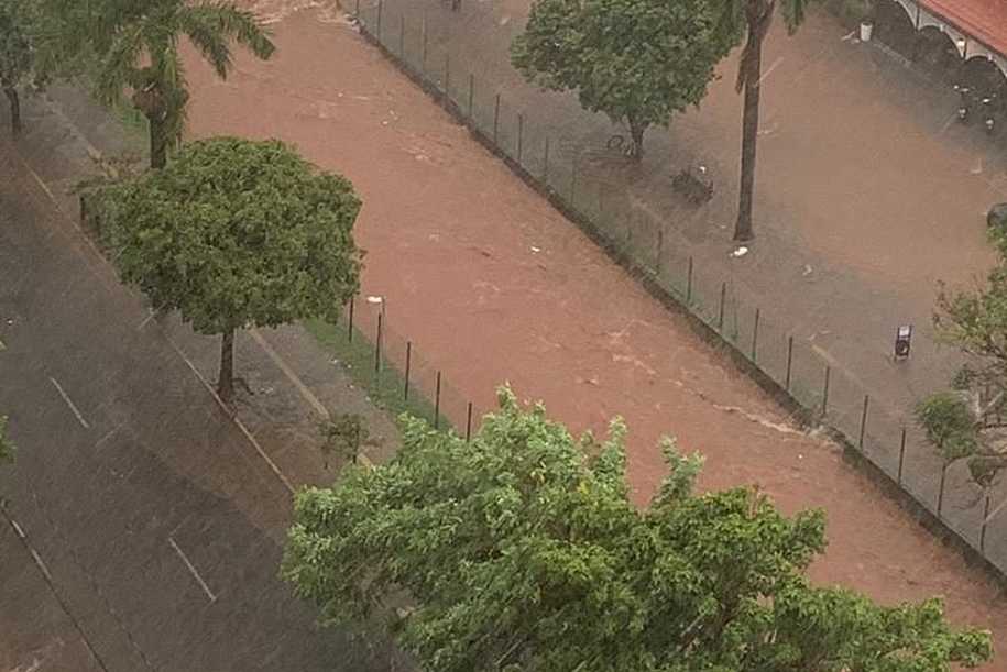 Chuva forte deixa ruas alagadas e causa quedas de árvores em Araçatuba
