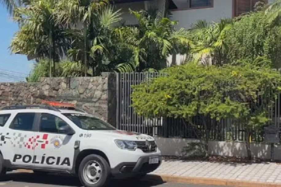 Trio é feito refém por homens encapuzados e armados em assalto em casa; suspeitos levaram joias avaliadas em R$ 100 mil
