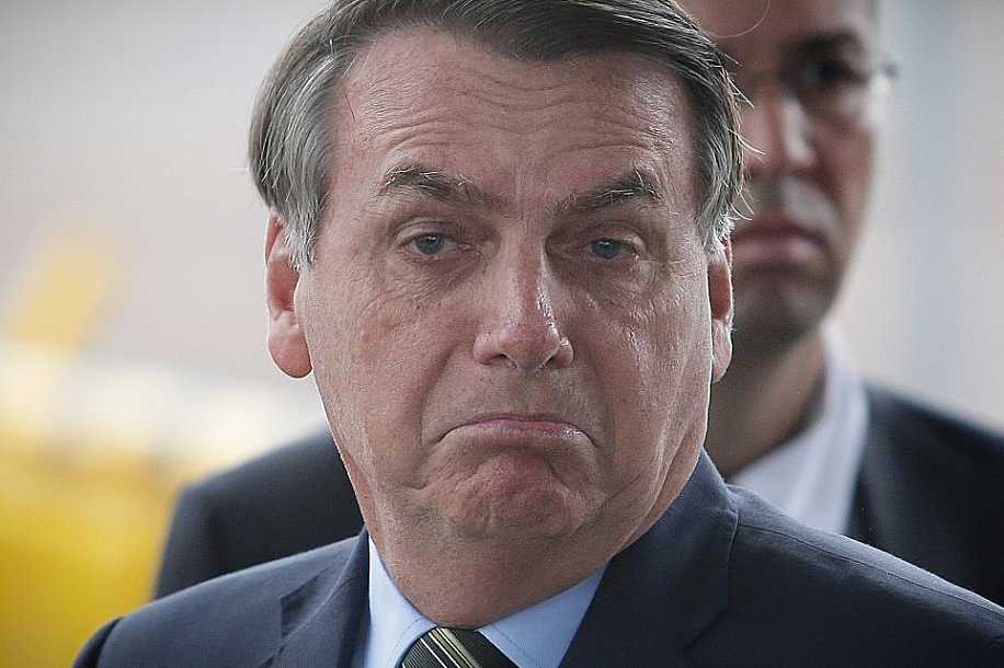 Bolsonaro veta integralmente projeto que assegura internet grátis a alunos e professores da rede pública