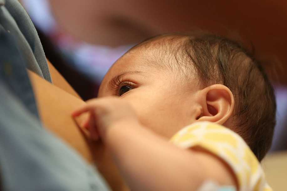 Estudo aponta benefícios de manter a amamentação durante a covid-19