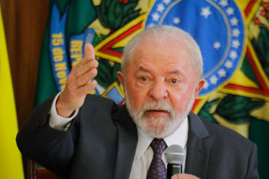Lula assina projeto de lei que garante verba para piso da enfermagem