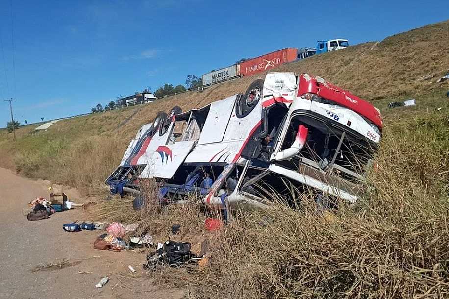 TRÊS MORREM E 37 FICAM FERIDOS EM QUEDA DE ÔNIBUS NA SP-310, EM RIO CLARO (SP)