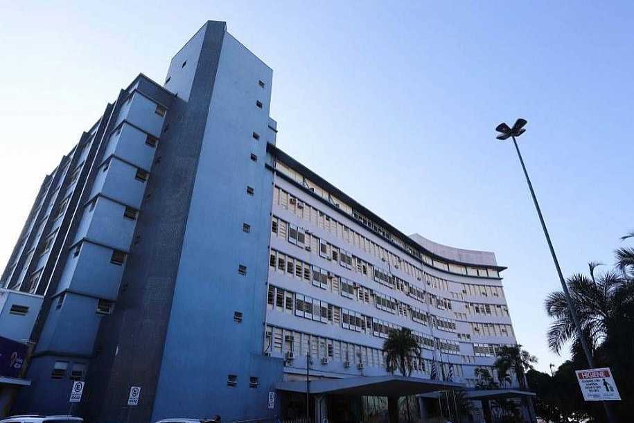 Menino de 3 anos tem dedo decepado após prendê-lo em carrinho