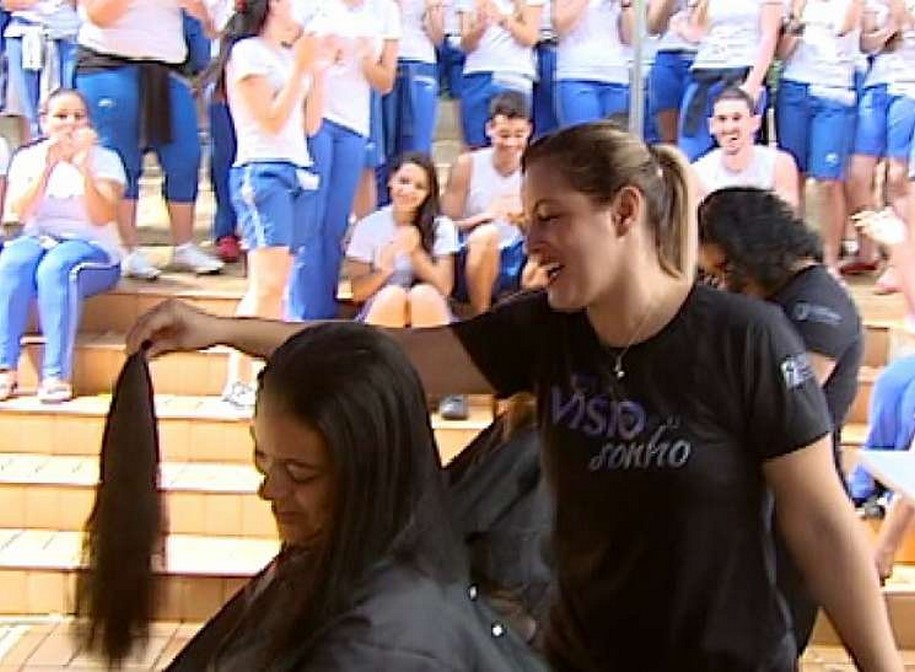 Alunos de Rio Preto cortam e doam cabelos para crianças com câncer