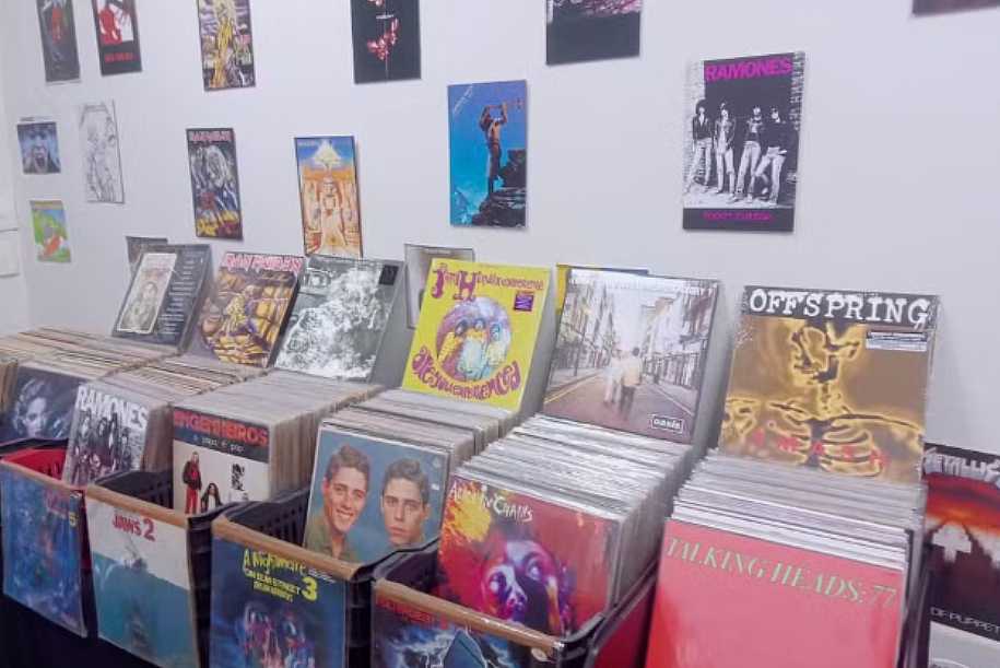 Dia do Disco: Com álbuns raros em vinil, colecionador mantém acervo há mais de 30 anos em Rio Preto