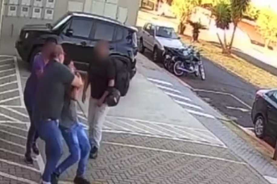 VÍDEO: Dono de esmalteria dá ‘mata-leão’ em entregador e é agredido por grupo de motoboys no interior de SP
