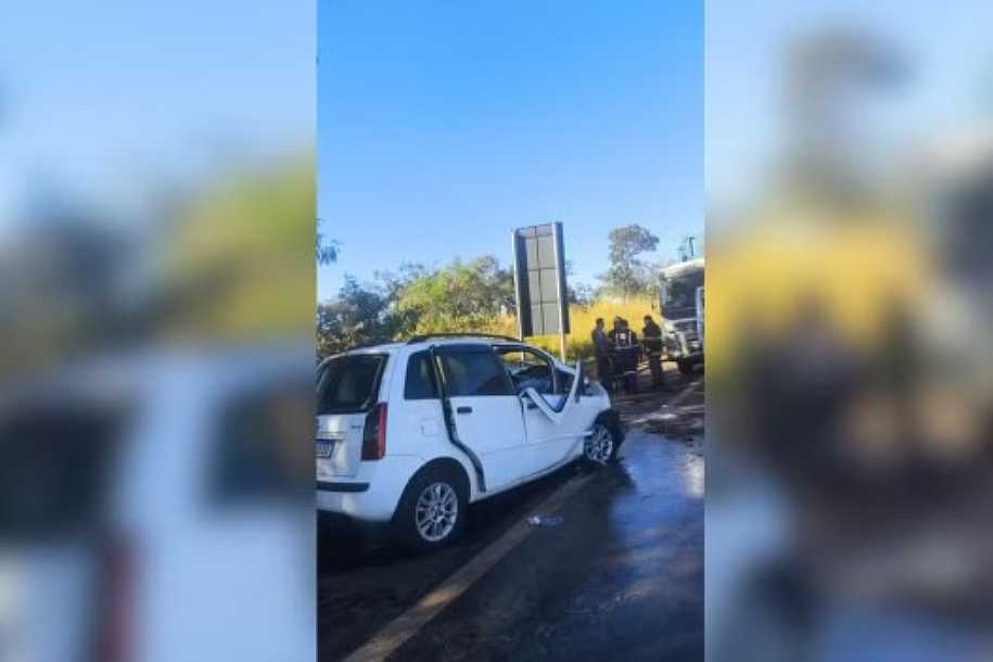 Motorista de carro morre após bater de frente com caminhão canavieiro em Nhandeara