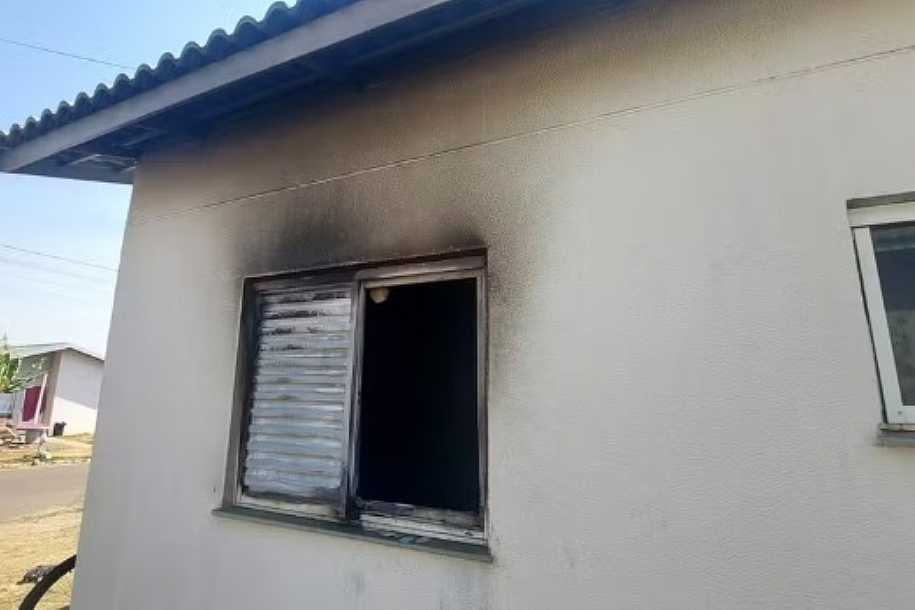 Pai do menino de 3 anos que morreu carbonizado em incêndio se feriu ao tentar socorrer criança após vidro do quarto estourar
