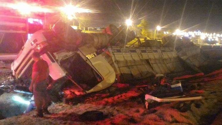 Caminhoneiro fica horas preso às ferragens após carreta tombar em rodovia