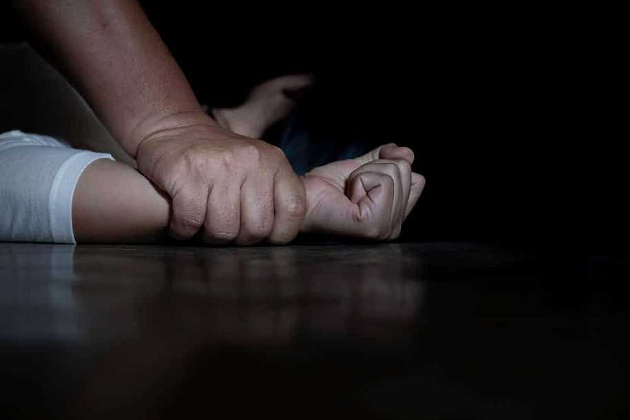 Homem é flagrado estuprando adolescente com Síndrome de Down