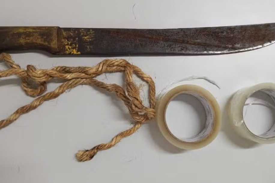 Mulher denuncia ser agredida, amarrada na cama com fita adesiva e estuprada pelo tio que estava escondido no quarto dela