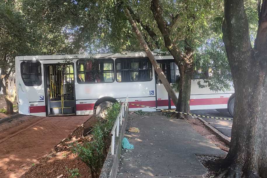 Desgovernado, ônibus invade área de supermercado em Araçatuba
