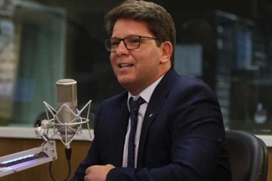 Mario Frias responde a Dino em post e diz que volta ao Brasil dia 25 para ”esclarecimentos”