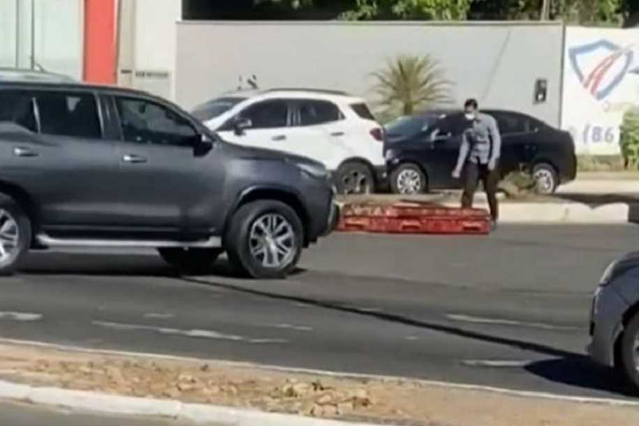 Caixão com corpo dentro cai de carro funerário entre avenidas