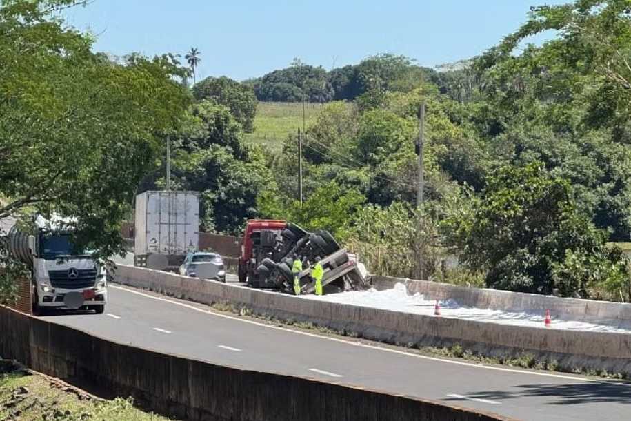 Caminhão com carga de ureia tomba em rodovia de Santa Fé do Sul