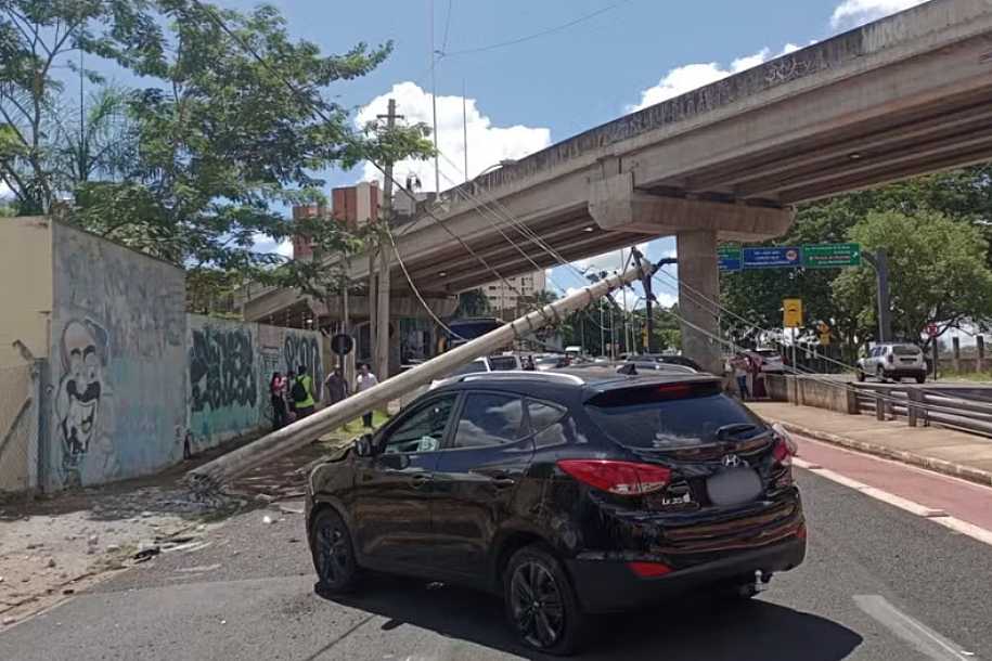 Criança de 5 anos é socorrida após mãe bater carro contra poste em Rio Preto