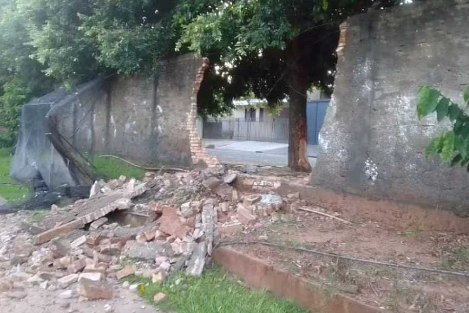 Motorista embriagado bate em muro ao tentar fugir da polícia em Jales