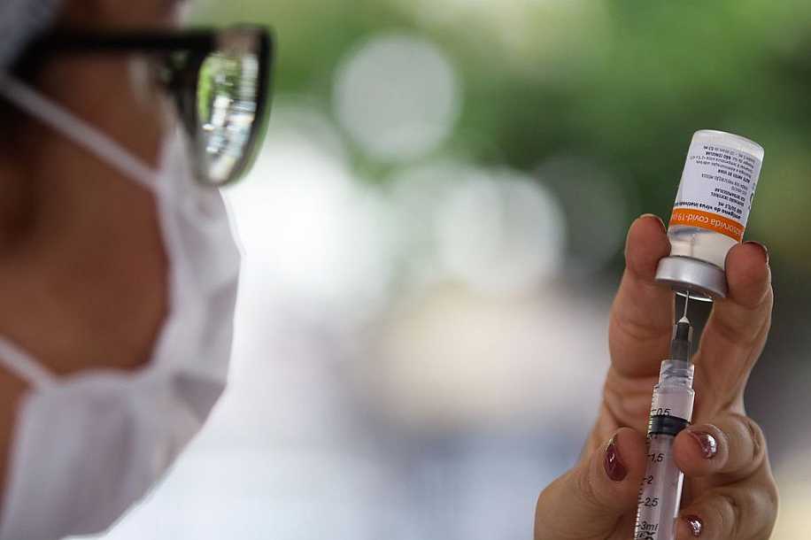 Brasil tem 30,43% da população vacinada com a 1ª dose contra a covid