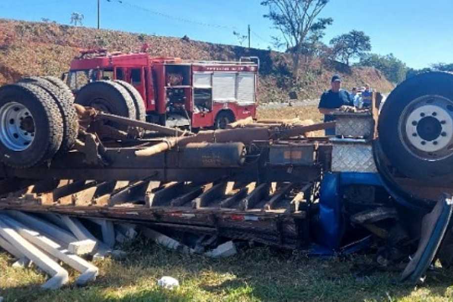 Caminhão capota na Washington Luís e motorista morre preso às ferragens, em Catanduva