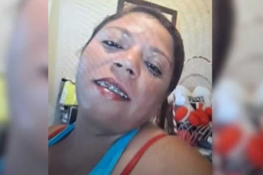 Mulher morre ao ser esfaqueada nas costas em bar e suspeito é preso após ser encontrado escondido em lona