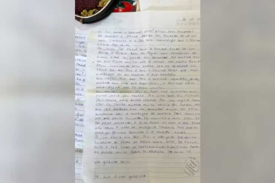Mulher em ´saidinha´ que matou pai a facadas com a namorada escreveu ´carta de amor´ a ele na cadeia: ´Quero te abraçar de novo´