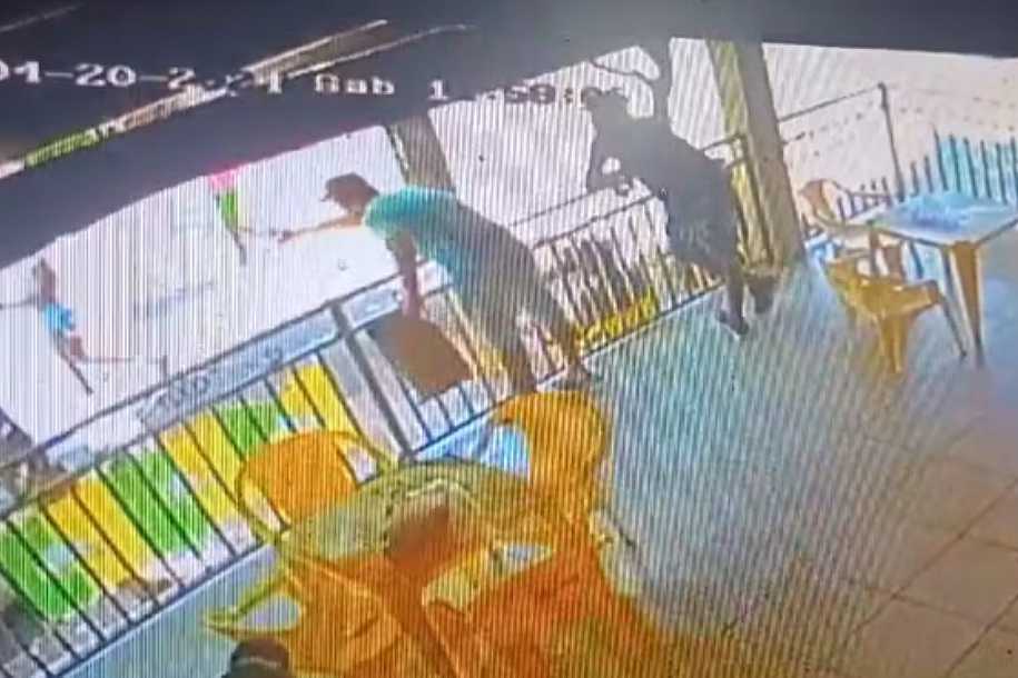 Câmera flagra homem sacando arma e apontando para casal em bar de Auriflama; vídeo