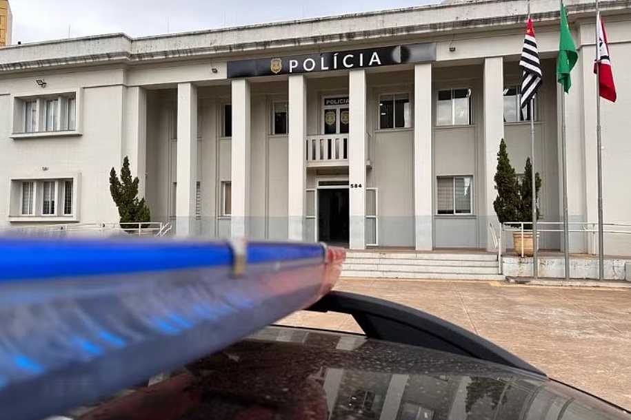 Mulher tenta agredir marido com martelo e pinta carro dele no interior de SP