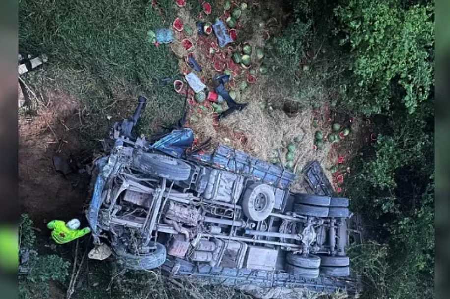 Caminhão de melancia cai de ponte na BR-153 e motorista fica preso às ferragens