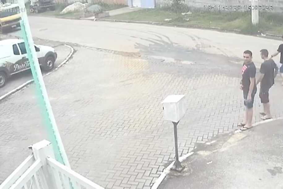 Rapaz incendeia a casa com a esposa e filhos dentro no interior de SP