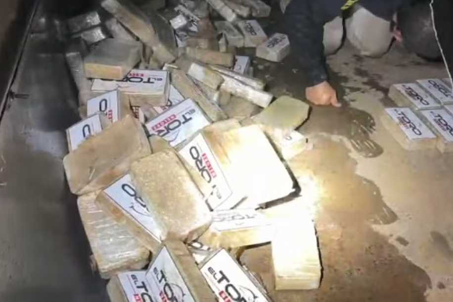 Polícia apreende mais de 200 quilos de pasta base de cocaína em fundo falso de caminhão carregado com amendoim