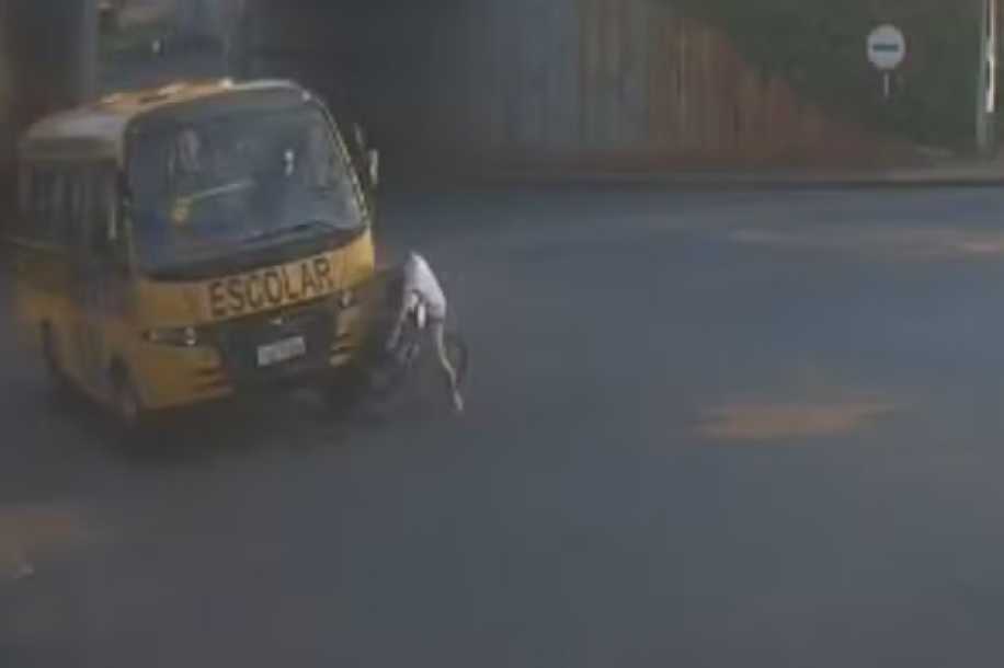 Grávida e criança em bicicleta elétrica são atropeladas por ônibus escolar em General Salgado; vídeo