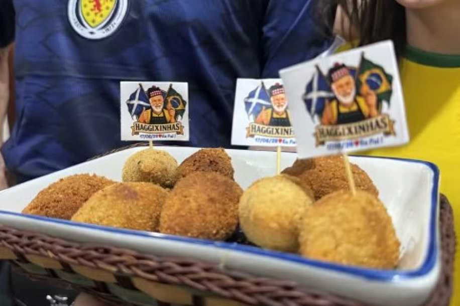 Criadores da ´haggixinha´, brasileira e escocês casados há 8 anos brincam com rivalidade na Copa: ´Só em campo´