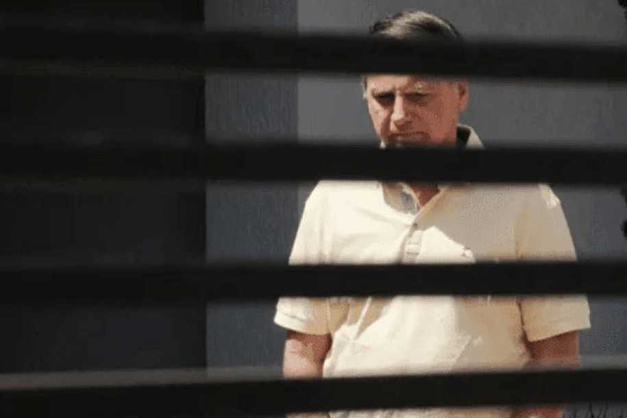 Moraes dá 48h para PGR se manifestar sobre arma de Bolsonaro