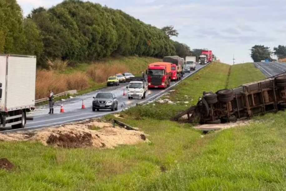Batida entre carreta e caminhão espalha carga e interdita totalmente a Washington Luís em Catiguá