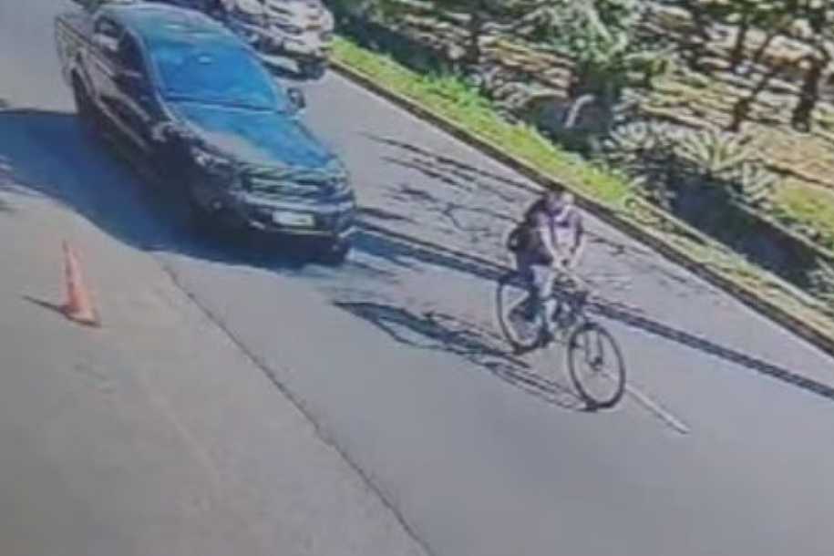 Morte de ciclista atropelada por juiz aposentado que dirigia com garota de programa no colo completa 1 ano e processo está em fase de audiências