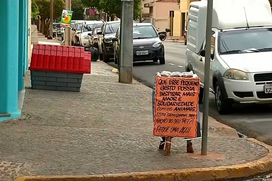 Loja doa ração para tutores de animais durante a pandemia em Araçatuba