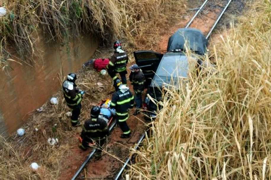 Policial aposentado morre após carro cair em linha férrea na região