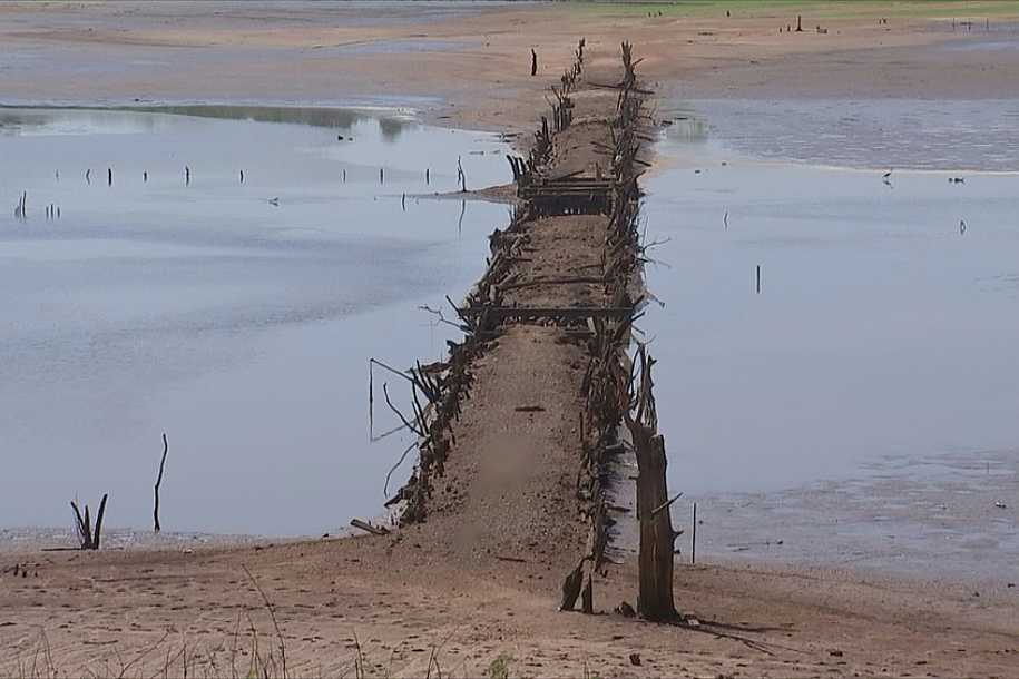 Ponte revelada pela seca volta a ficar submersa em rio do interior de São Paulo